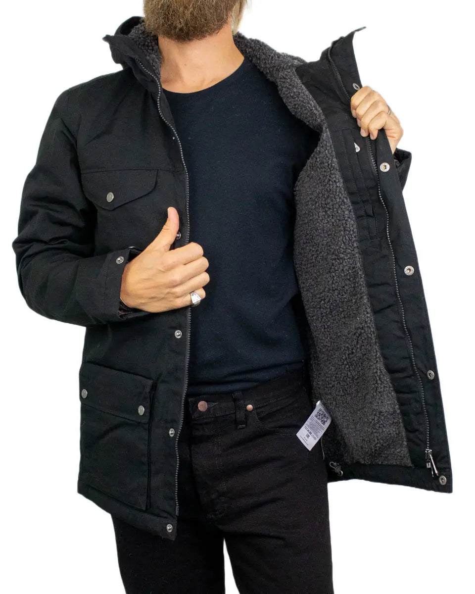 Fjällräven Greenland Winter Jacket i svart, öppen med teddyfleecefoder