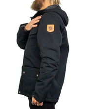 Fjällräven Greenland Winter Jacket i svart, från sidan med rävlogga på ärmen