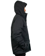 Fjällräven Greenland Winter Jacket i svart, med huvan uppe från sidan