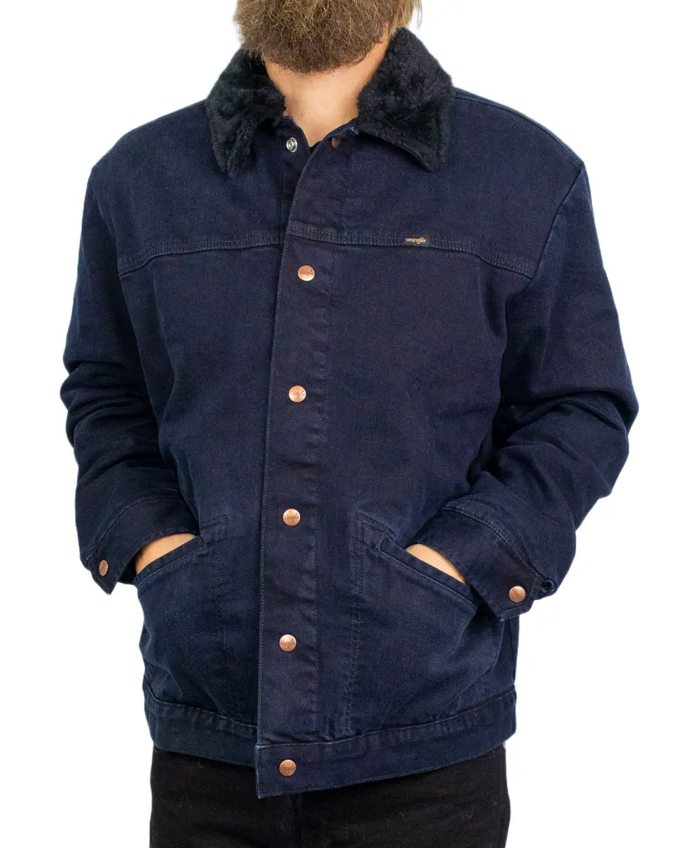 Wrangler Buffalo Trace jeansjacka i mörk indigo, framsida med sherpakrage