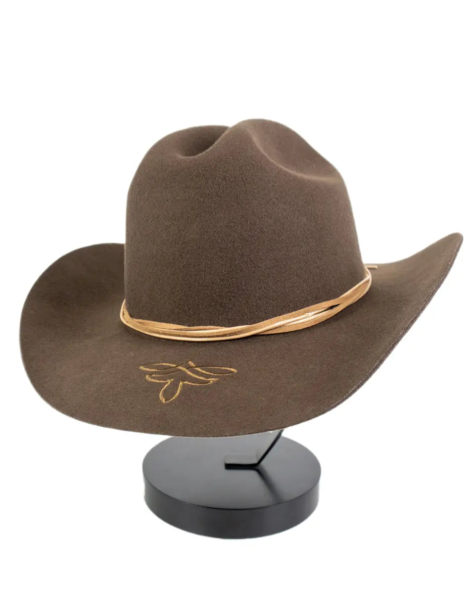 Stetson westernhatt i brun ullfilt, snett framifrån med broderi på brättet