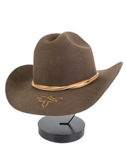 Stetson westernhatt i brun ullfilt, snett framifrån med broderi på brättet
