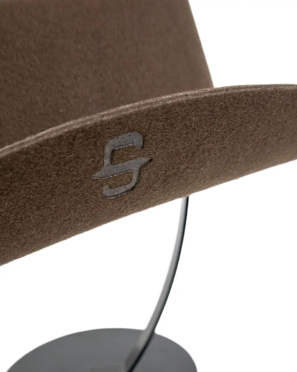 Stetson westernhatt i brun ullfilt, detalj på präglat S på brättet