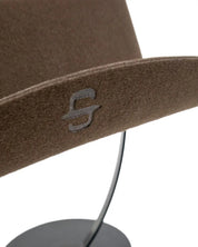 Stetson westernhatt i brun ullfilt, detalj på präglat S på brättet