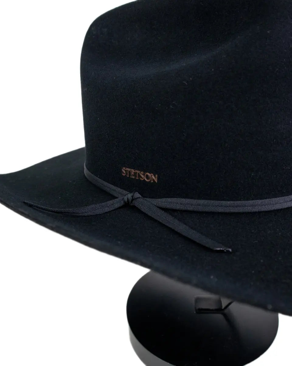 Stetson westernhatt i svart ull och kashmir, detalj på hattband och Stetson-präglingen
