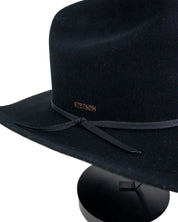 Stetson westernhatt i svart ull och kashmir, detalj på hattband och Stetson-präglingen