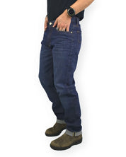 Lee Regular Straight Golden Age jeans i mörkblå denim, snett framifrån, på modell