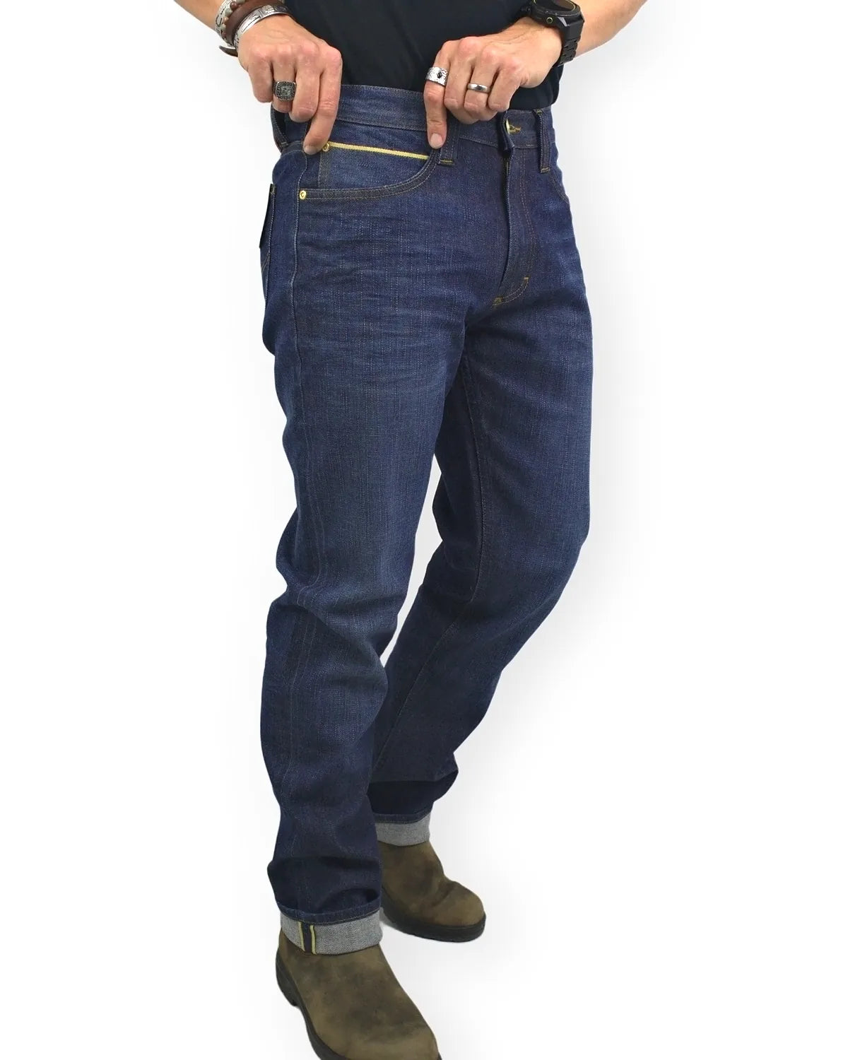 Lee Regular Straight Golden Age jeans i mörkblå denim, framsida med uppvikta fållar, på modell