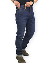 Lee Regular Straight Golden Age jeans i mörkblå denim, framsida med uppvikta fållar, på modell