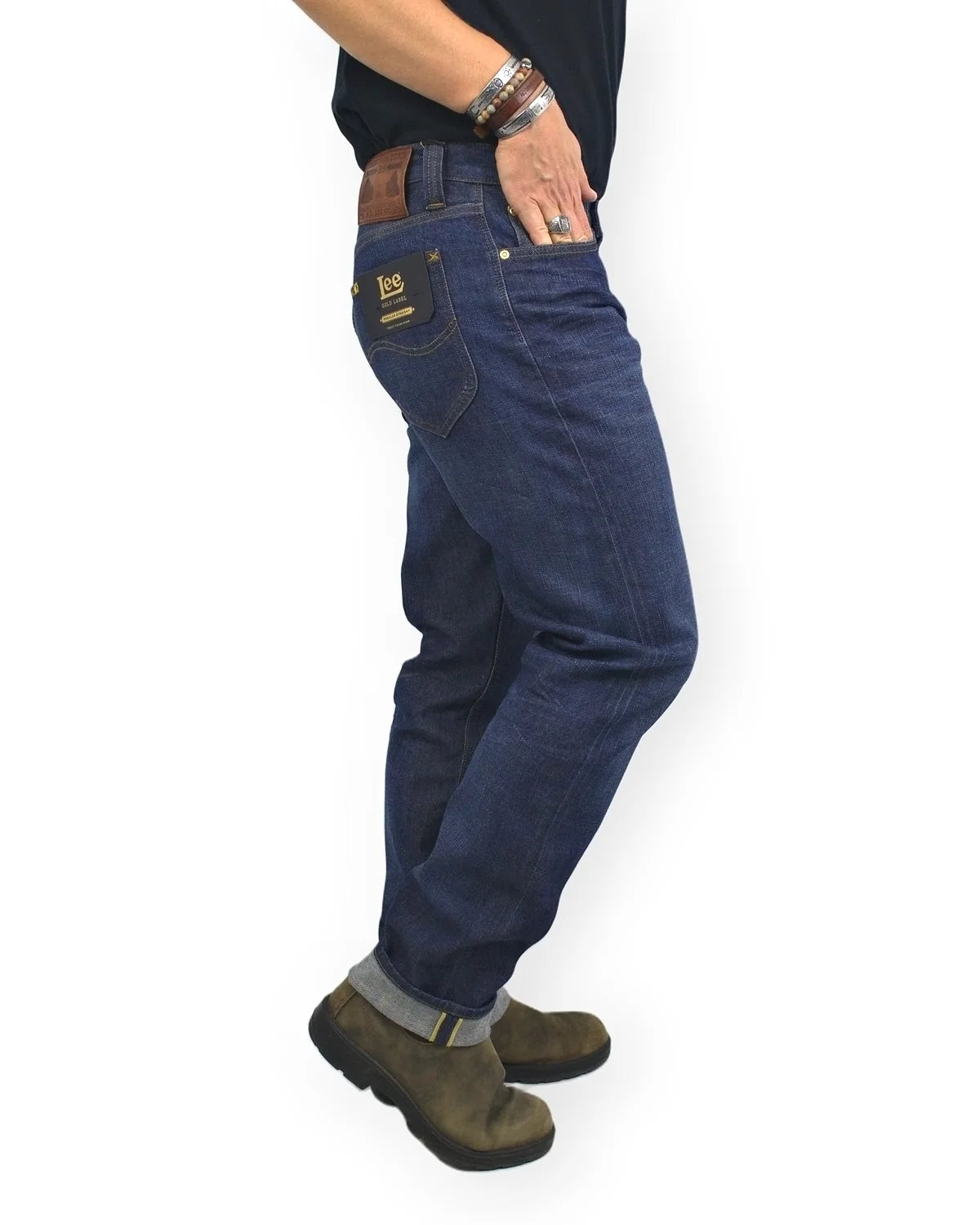 Lee Regular Straight Golden Age jeans i mörkblå denim, snett bakifrån med läderlapp, på modell