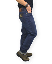 Lee Regular Straight Golden Age jeans i mörkblå denim, snett bakifrån med läderlapp, på modell