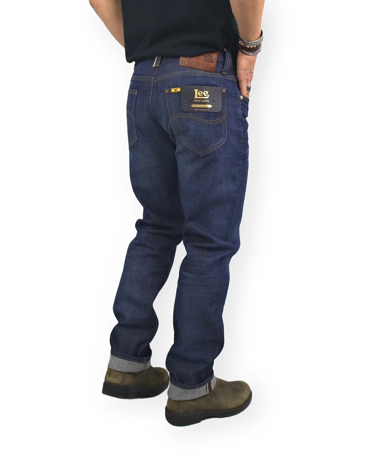 Lee Regular Straight Golden Age jeans i mörkblå denim, bakifrån med läderlapp och selvedge-fåll, på modell