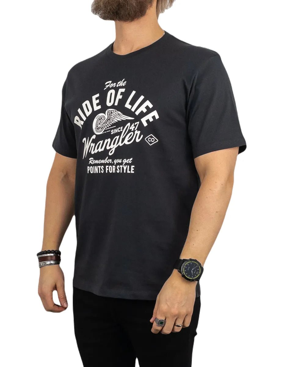 Wrangler - T-Shirt - Ride of Life - Americana Tee - Tvättad Svart - jhstore.se