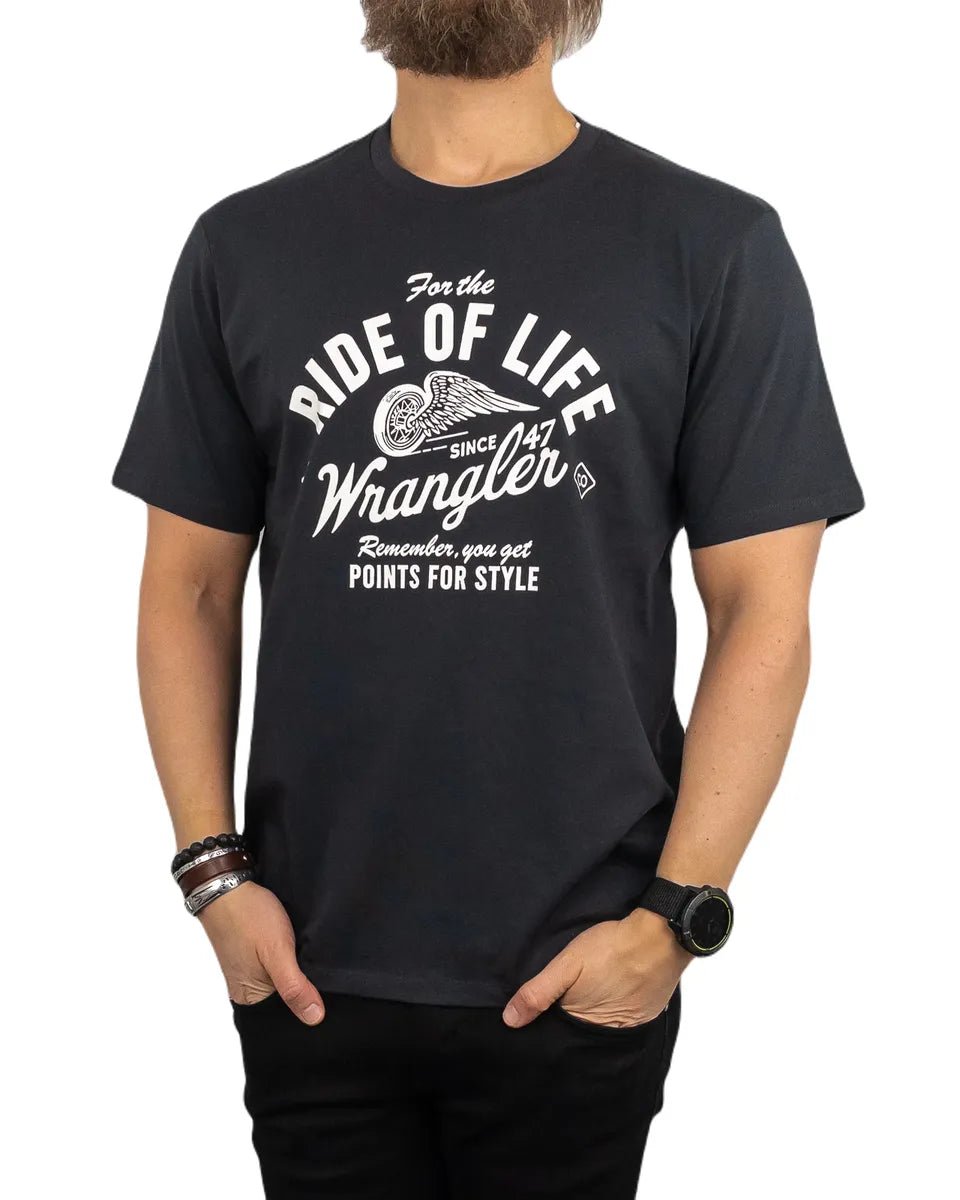 Wrangler - T-Shirt - Ride of Life - Americana Tee - Tvättad Svart - jhstore.se
